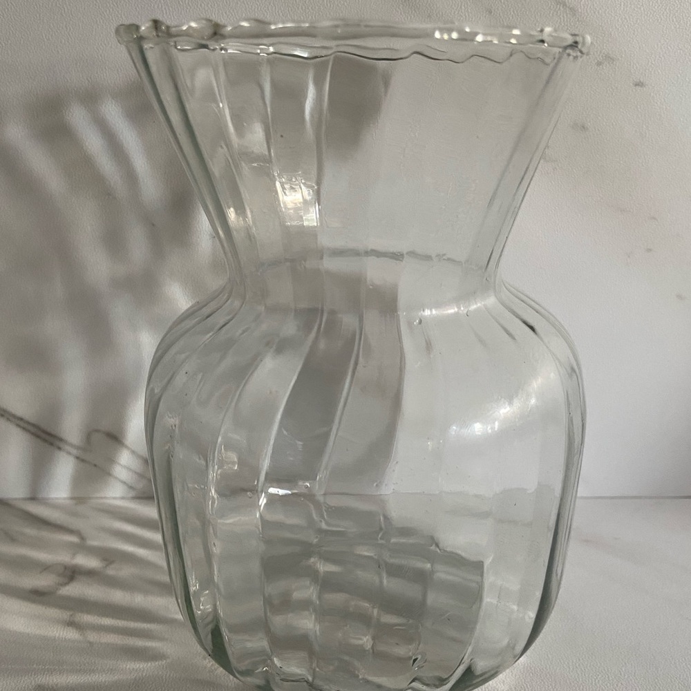 Beautiful VTG Clear Glass Flower Vase 5.5” Ruffled Rim Scalloped Edge Fish Bowl